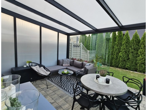 Ścianka stała z poliwęglanu - ochrona i prywatność.