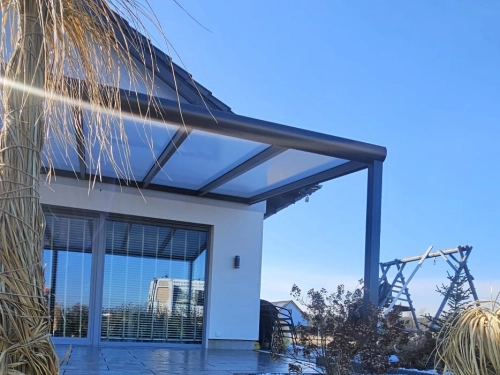 Zadaszenie tarasu w małym ogrodzie - jak zaplanować?